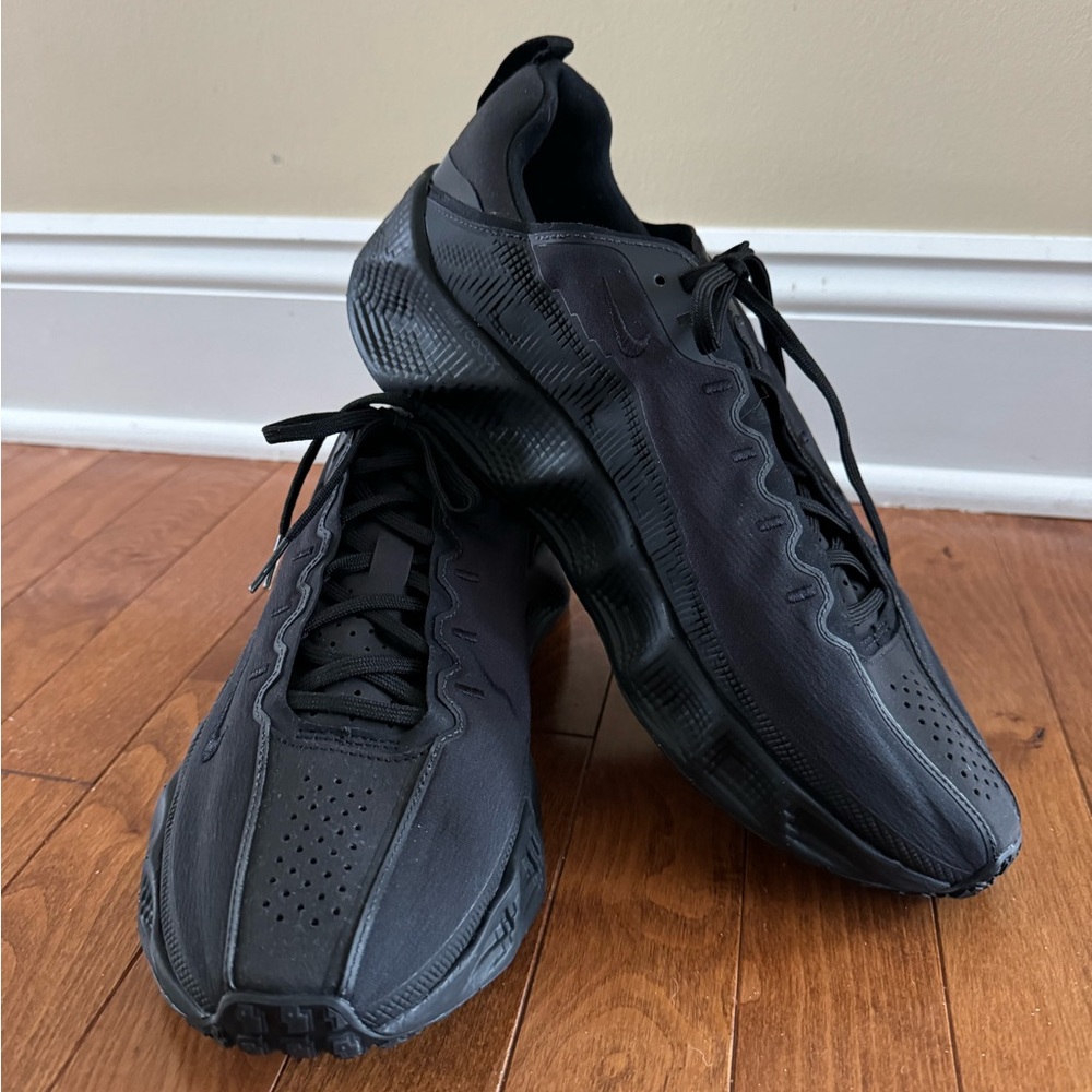 Nike Black Ava Rover Sneaker (Men) in Size 11.5